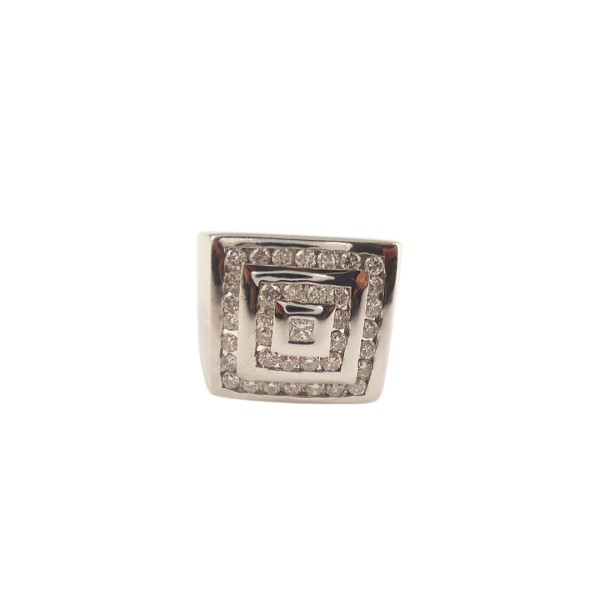 détail bague chevalière sertissage diamants