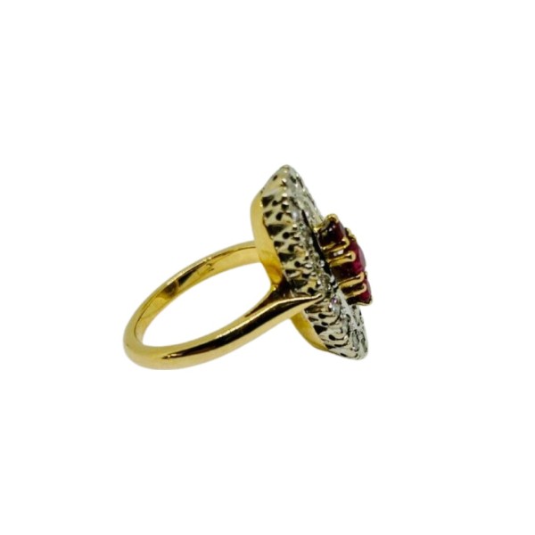 BAGUE OVALE RUBIS ET DIAMANTS EN OR 18K