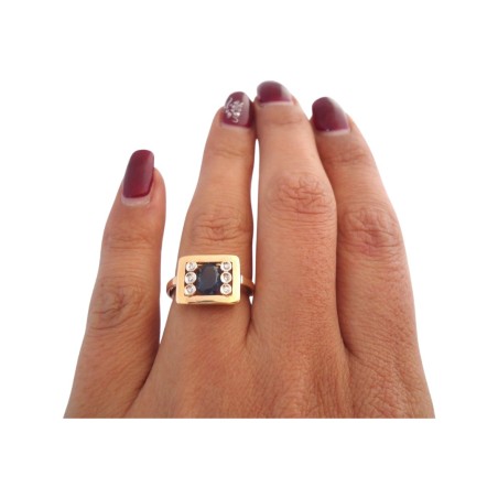 BAGUE RECTANGULAIRE EN OR 18K, SAPHIR ET DIAMANTS.