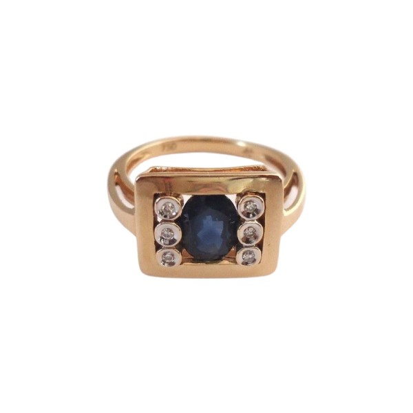 BAGUE RECTANGULAIRE EN OR 18K, SAPHIR ET DIAMANTS.