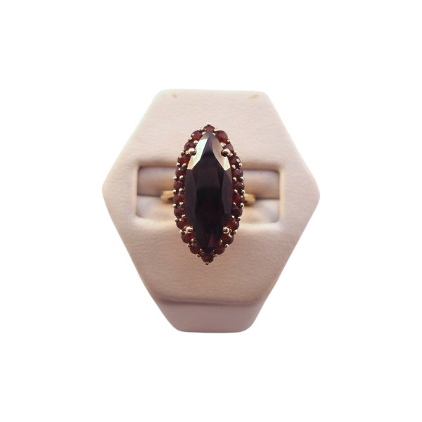 BAGUE MARQUISE EN OR 18K, GRENATS.