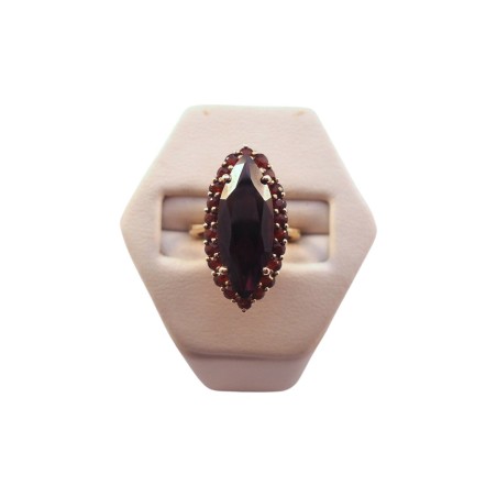 BAGUE MARQUISE EN OR 18K, GRENATS.