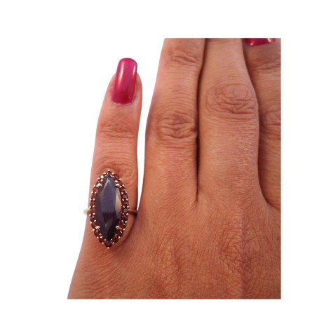 BAGUE MARQUISE EN OR 18K, GRENATS.