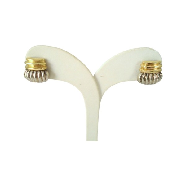 PAIRE DE CLIPS D'OREILLE EN OR 18K ET ARGENT.