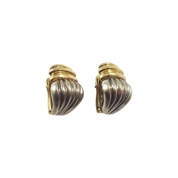 PAIRE DE CLIPS D'OREILLE EN OR 18K ET ARGENT.