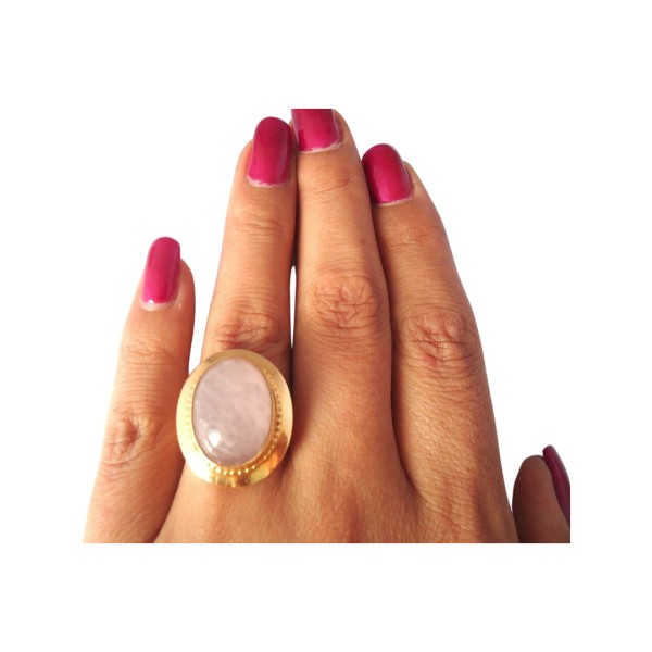 BAGUE OVALE EN OR 18K, CABOCHON DE QUARTZ ROSE.