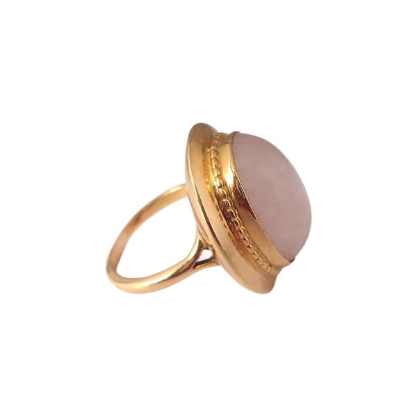 BAGUE OVALE EN OR 18K, CABOCHON DE QUARTZ ROSE.