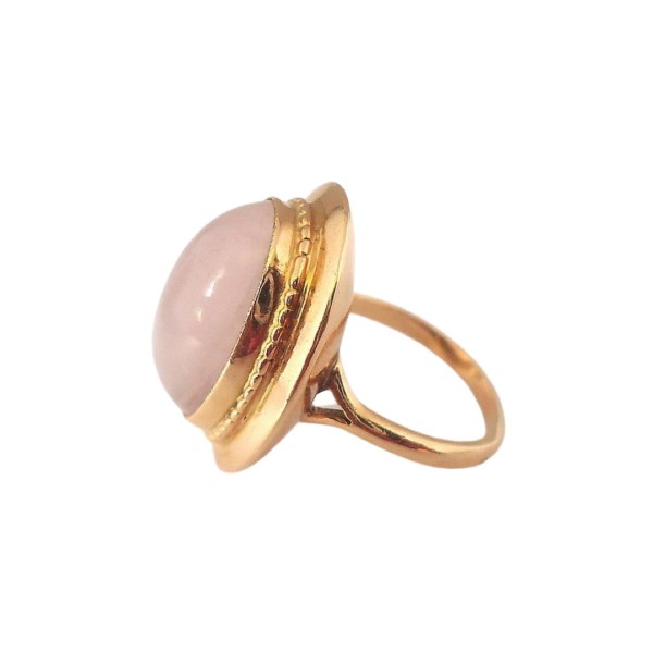 BAGUE OVALE EN OR 18K, CABOCHON DE QUARTZ ROSE.