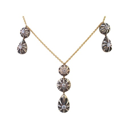 detail collier diamants pampilles