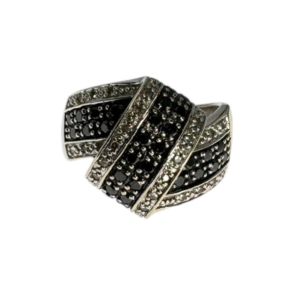 BAGUE RUBAN DIAMANTS BLANCS ET NOIRS EN OR 18K