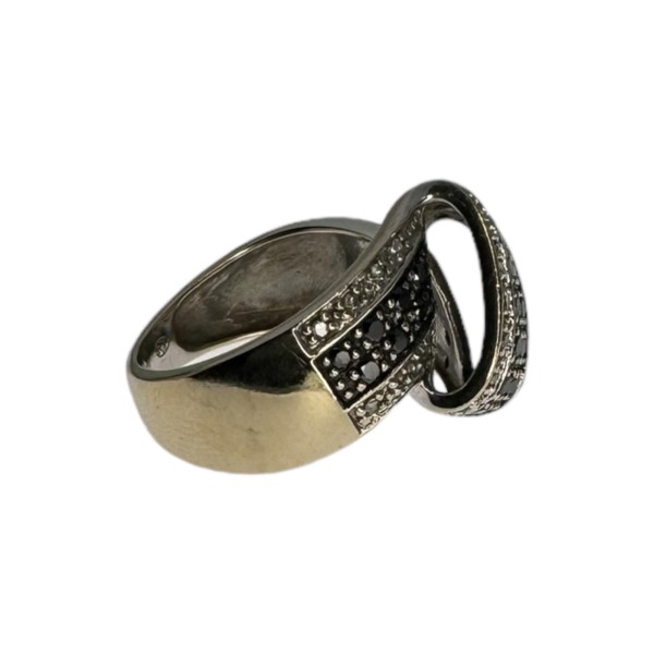 BAGUE RUBAN DIAMANTS BLANCS ET NOIRS EN OR 18K