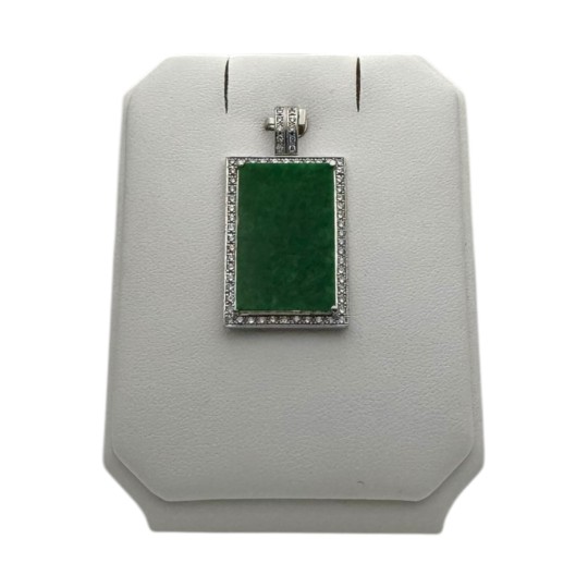 PENDENTIF EN PLATINE PLAQUE DE JADE ENTOURAGE DIAMANTS