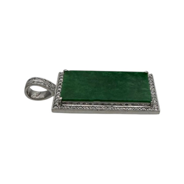 PENDENTIF EN PLATINE PLAQUE DE JADE ENTOURAGE DIAMANTS