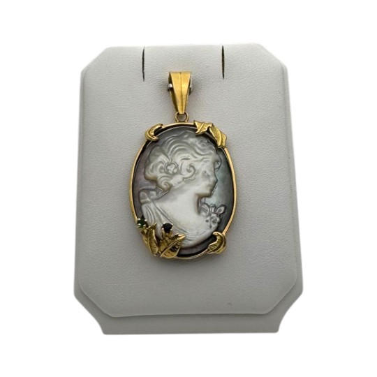 PENDENTIF CAMÉE SUR NACRE SAPHIR ET EMERAUDE EN OR 18K