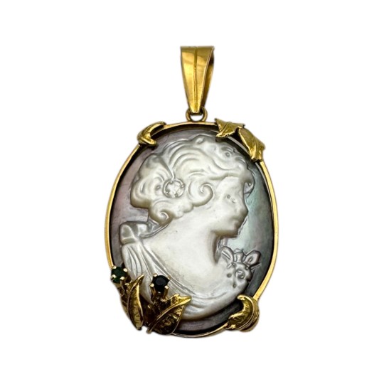 PENDENTIF CAMÉE SUR NACRE SAPHIR ET EMERAUDE EN OR 18K