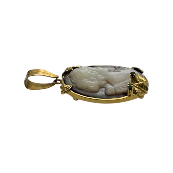 PENDENTIF CAMÉE SUR NACRE SAPHIR ET EMERAUDE EN OR 18K