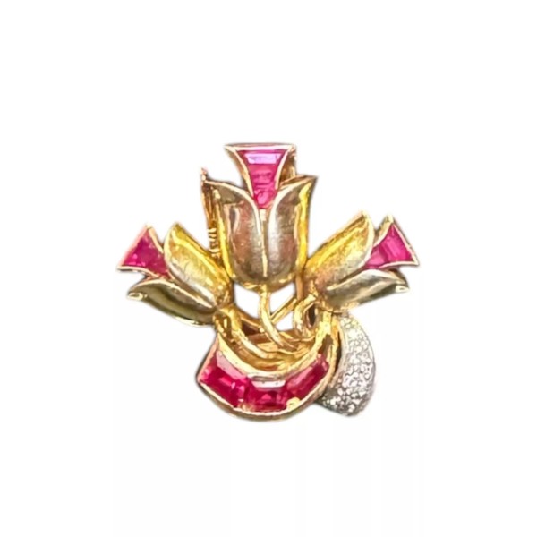 CLIP ANCIEN ANNÉES 40 RUBIS DE SYNTHÈSE ET DIAMANTS EN OR 18K