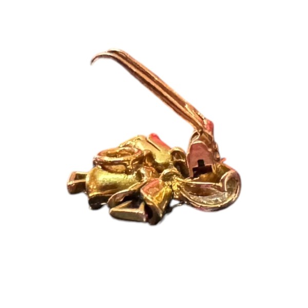 CLIP ANCIEN ANNÉES 40 RUBIS DE SYNTHÈSE ET DIAMANTS EN OR 18K