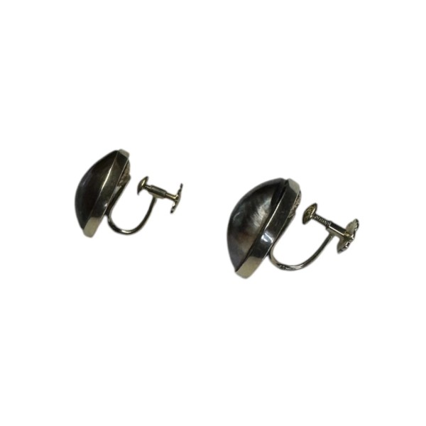 PAIRE DE BOUCLES D'OREILLE DEMI PERLES GRISES MABÉ EN OR 18K
